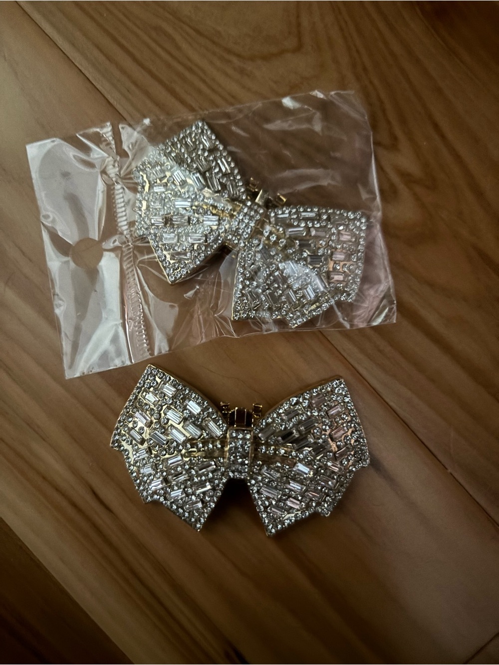 Crystal-Embellished Bow Hair Clip - Silver